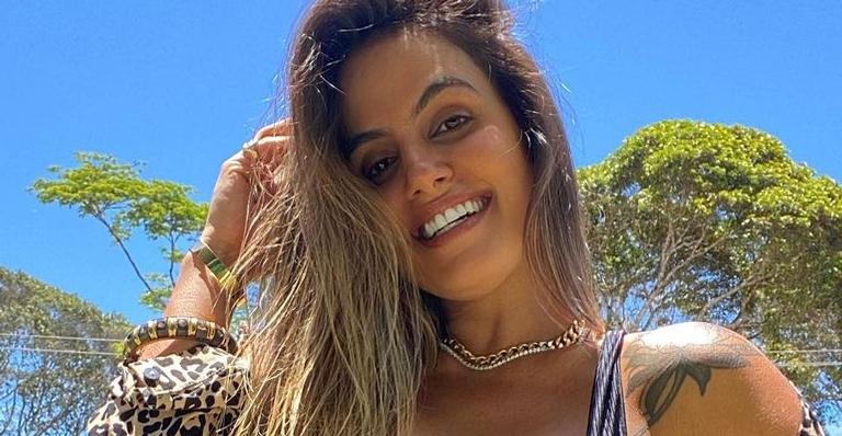Carol Peixinho posa com biquíni fio dental cavado e para tudo com corpão: ”Que mulher é essa?”