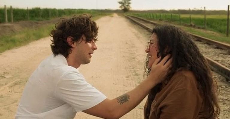 Chay Suede se emociona com reencontro de Lurdes e Danilo em ‘Amor de Mãe’