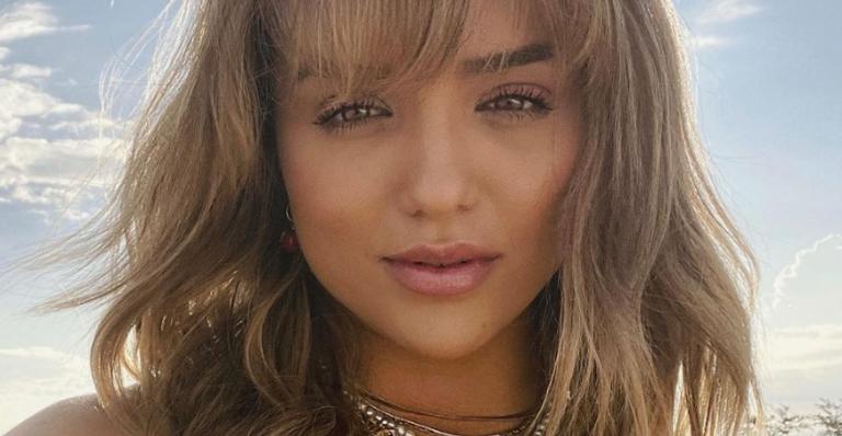 Com decote ousado, Rafa Kalimann arrasa no visual e fãs elogiam: ”Princesa”
