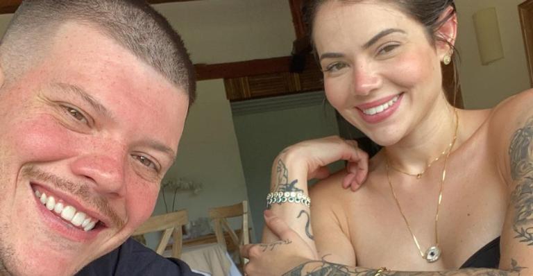 Ferrugem surge em clima romântico com a esposa, Thaís Vasconcellos