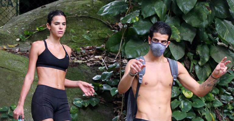 Enzo Celulari surge tocando violão e Bruna Marquezine opina