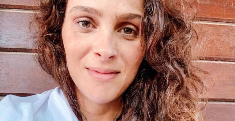 Esposa de Juliano Cazarré posa com filha caçula no colo: ”Prontas para o rolê”