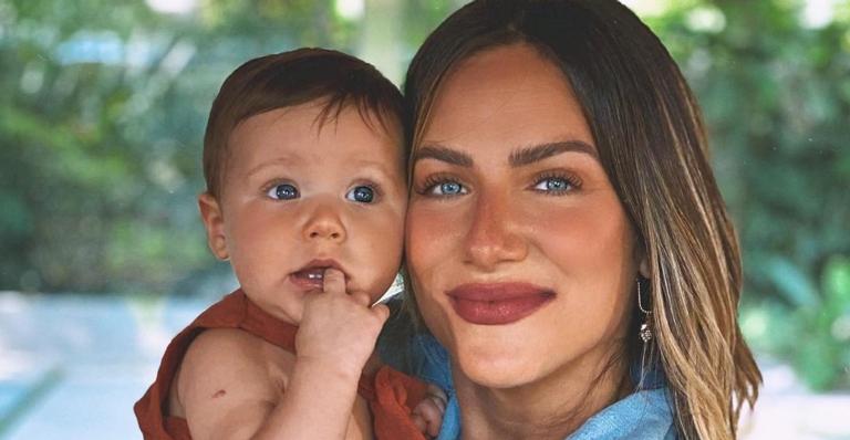Giovanna Ewbank celebra 9 meses de Zyan com cliques fofíssimos do bebê se refrescando: ”Meu tudo!”