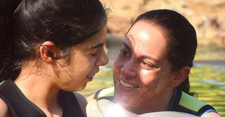 Internada com Covid-19, Silvia Abravanel mostra chamada de vídeo com a filha e se declara