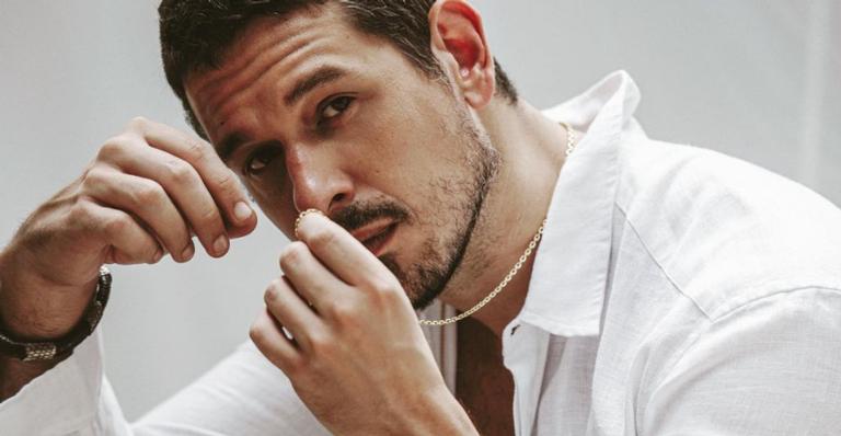 Sensualizando com colar de pérolas, João Vicente de Castro leva web à loucura: ”É um príncipe”