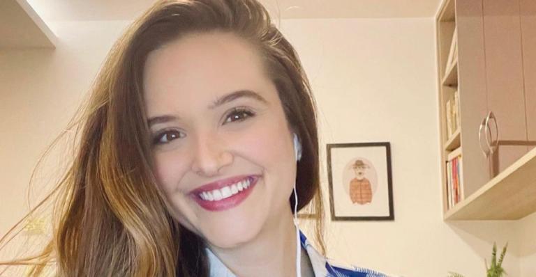 Juliana Paiva arranca elogios da web ao posar com belo vestido florido: ”Coisa mais linda”