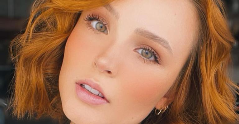 Larissa Manoela aposta em delineado gráfico e arranca elogios dos fãs: ”Perfeita!”