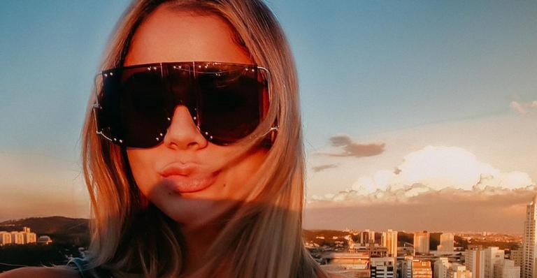 Lexa surge deslumbrante em seu carro luxuoso e fãs elogiam: ”Maravilhosa”