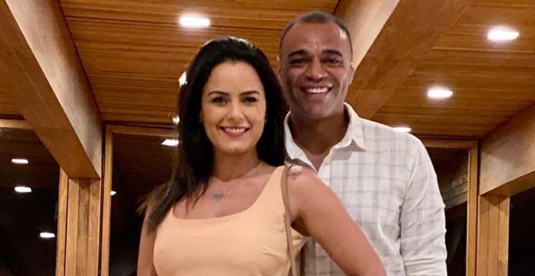 Em clima de TBT, Luciele Di Camargo relembra show do Thiaguinho ao lado do marido, Denílson