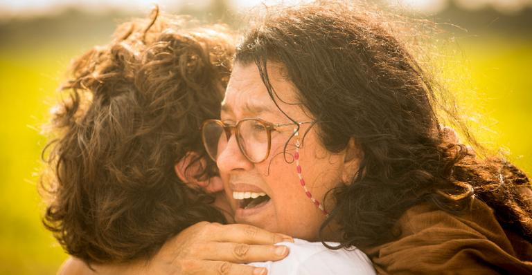 Regina Casé se emociona ao postar cena icônica de ‘Amor de Mãe’: ”Me recuperando de tanta emoção”