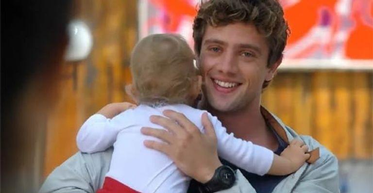 Rodrigo se descuida com a filha e chora em ‘A Vida da Gente’