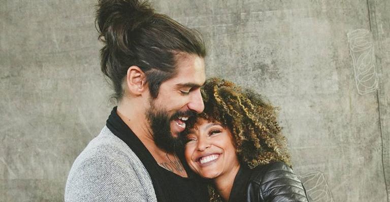 Sheron Menezzes compartilha clique deslumbrante com o marido, Saulo Bernard