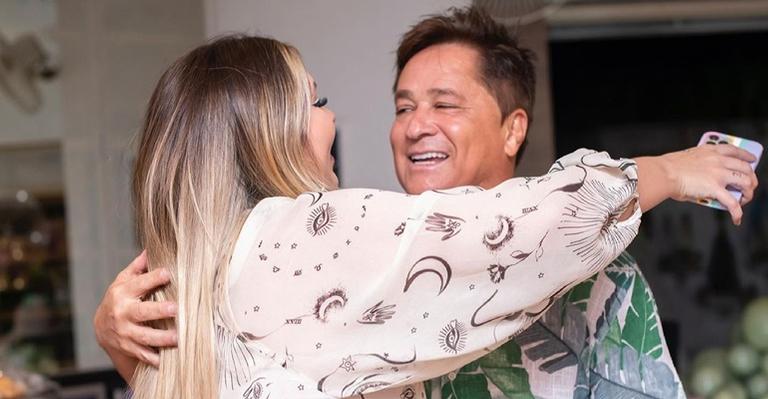 Grávida, Virginia Fonseca posta fotos com o sogro, Leonardo, e se declara: ”Amamos você!”