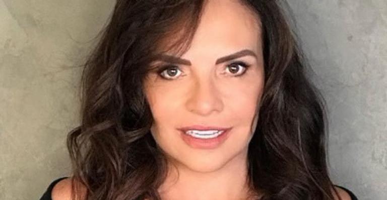 Aos 59 anos, Luiza Tomé chama atenção de maiô na praia