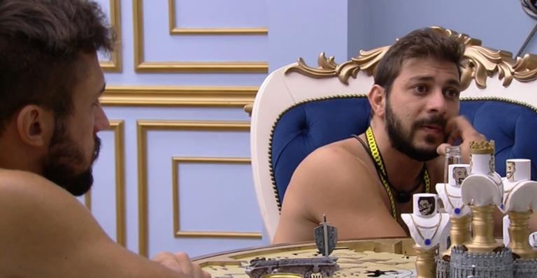 BBB21: Arthur alerta Caio sobre mudança de comportamento de Viih Tube: ”Não sou besta!”