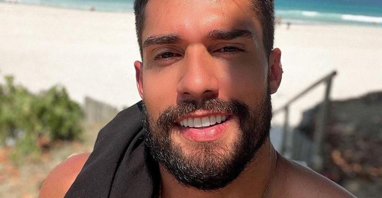 Gato! Ex-BBB Bil Araújo posta clique sem camisa e deixa fãs babando: ”Tá no grau, viu?”