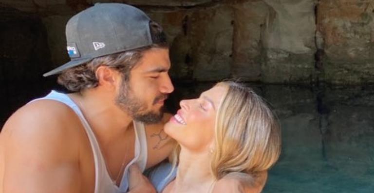 Caio Castro transforma as mensagens de Grazi Massafera em frases motivacionais e diverte a web