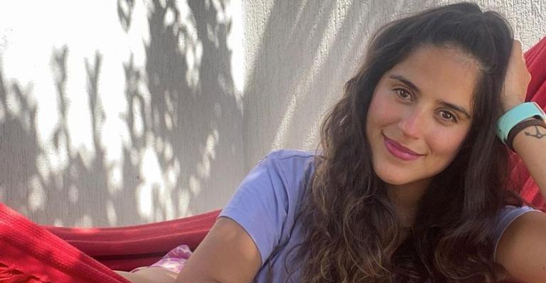 Camilla Camargo arranca suspiros ao posar com um lindo vestido rosa