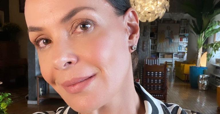 Carolina Ferraz surge deslumbrante nos bastidores de gravação e fãs elogiam: ”Linda e elegante”
