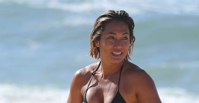 Dani Suzuki é flagrada surfando e impressiona com boa forma