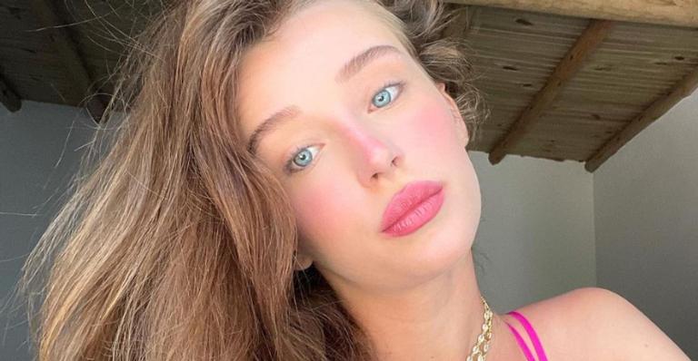 De vestidinho branco, Duda Reis impressiona seguidores com beleza natural: ”Perfeição em pessoa”