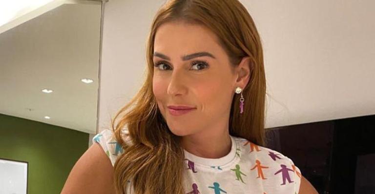 Deborah Secco posa de biquíni preto na varanda e fãs enlouquecem: ”A perfeição”