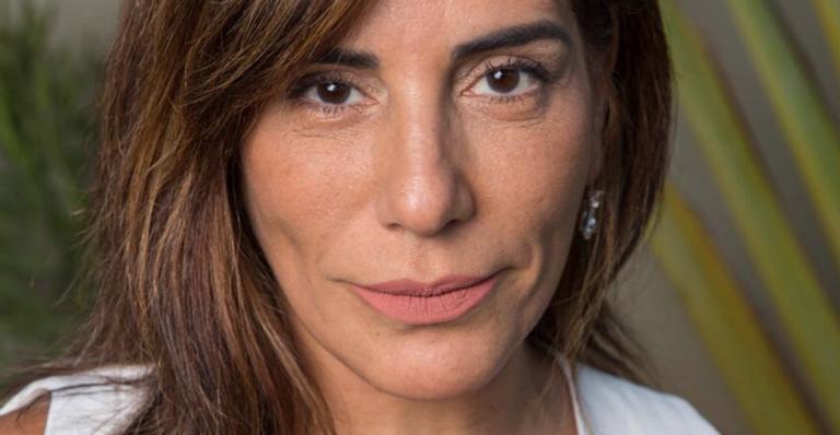 Em casa, Gloria Pires aparece com look do dia super confortável e fãs elogiam: ”Maravilhosa”