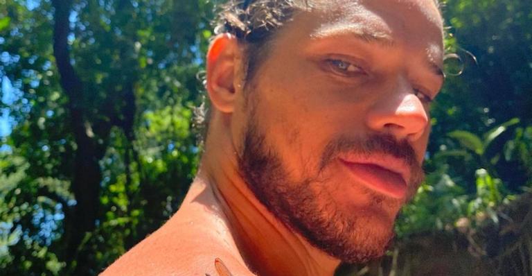 Fazendo yoga, José Loreto ostenta boa forma nas redes sociais: ”Namaste”