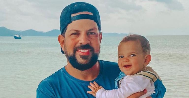 Theo, filho de Sorocaba, derrete a web ao surgir tomando banho de mangueira: ”Quanta fofura”