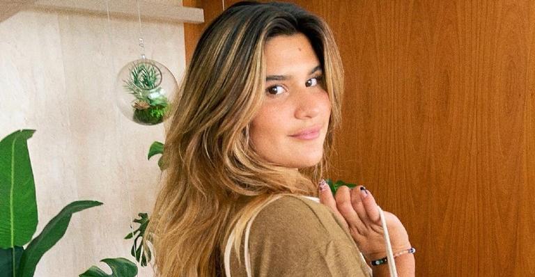 Giulia Costa surge deslumbrante em lembrança durante ensaio de fotos