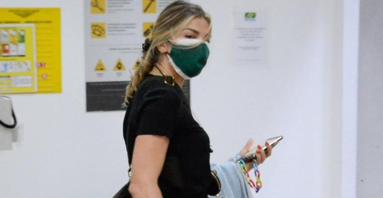 Com look básico, Grazi Massafera é clicada em aeroporto com bolsas grifadas de mais de R$51 mil