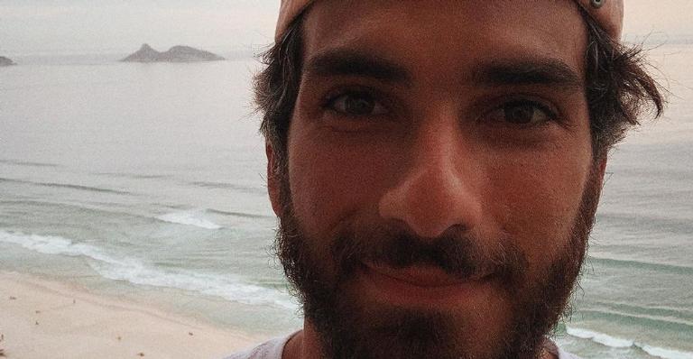 Hugo Moura esbanja beleza ao posar sem camisa e fãs elogiam: ”Que homem lindo”