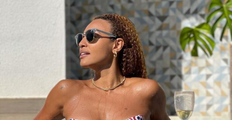 Sheron Menezzes posa de topless na cama e arranca suspiros da web: ”Sextou”
