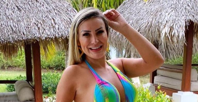 Andressa Urach exibe corpão em maiô cavadíssimo e manda recado para haters
