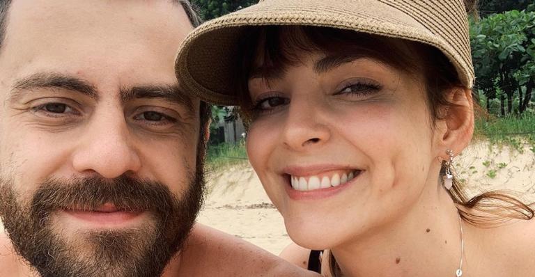 Titi Müller aproveita companhia do maridão enquanto filho curte casa da avó