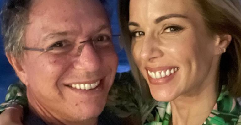 Ana Furtado aproveita dia ensolarado na piscina com Boninho: ”Libera mais um cooler aí”