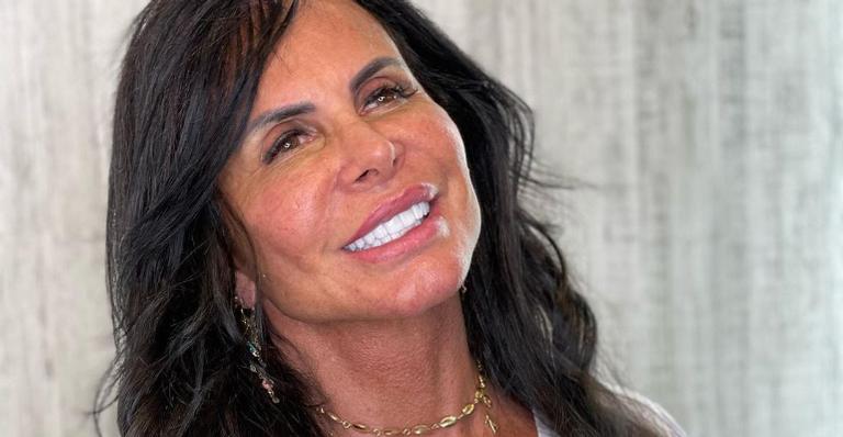 Gretchen aproveita dia na piscina e chama a atenção com corpão: ”Gata!”