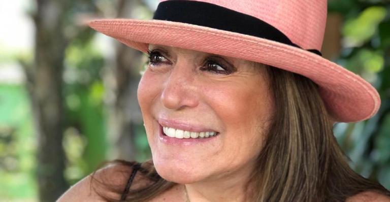 Susana Vieira curte dia de sol na piscina e esbanja alegria: ”Feliz domingo”