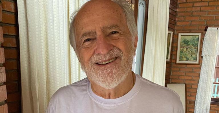 Ary Fontoura surge sorridente nas redes sociais e manda recado: ”Uma linda semana a todos”