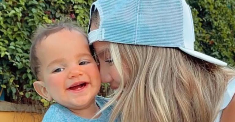 Biah Rodrigues se derrete ao registrar o filho tomando banho de bacia