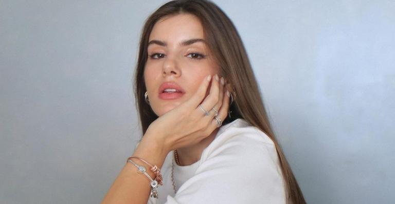 Camila Queiroz posa coladinha com sua cachorrinha se declara: ”Nós te amamos”