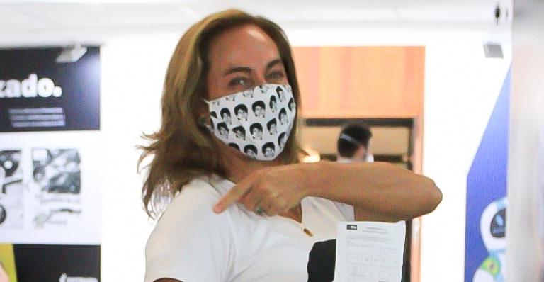 Aos 63 anos, Cissa Guimarães chora ao tomar vacina contra a Covid-19 e grita: ”Viva o SUS!”