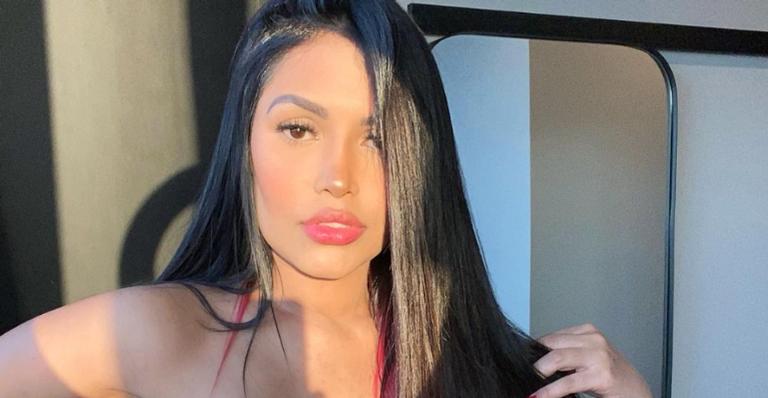 Com look todo branco, Flay pede nas redes sociais: ”Prosperidade e bênçãos”