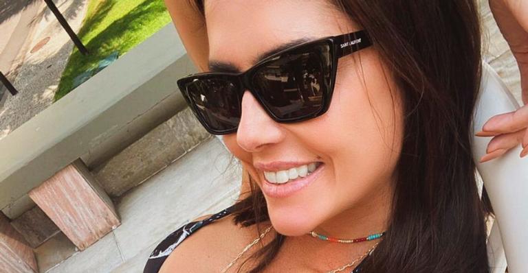 Deborah Secco recebe chuva de elogios ao posar com look despojado: ”Musa!”
