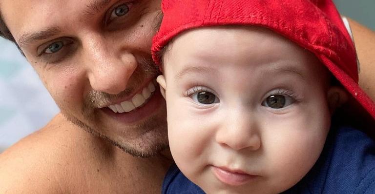 Elieser Ambrosio posta foto dando um beijinho em Bento e derrete a web
