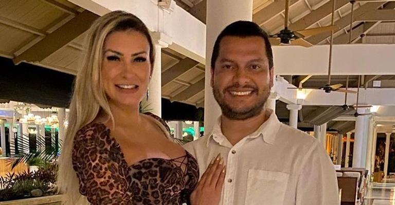 Andressa Urach diz que marido não sente ciúmes de suas roupas: ”Homem seguro”
