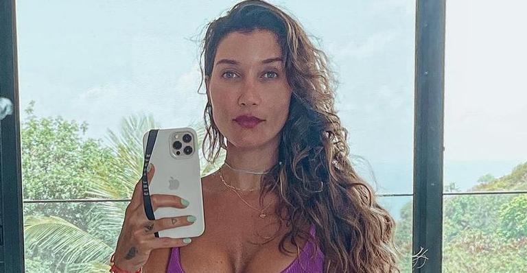 Em Noronha, Gabriela Pugliesi posa de biquíni fio dental em piscina luxuosa: ”Sereia bronzeada”