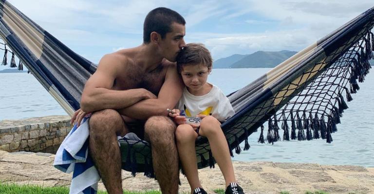 Felipe Simas emociona a web ao posar com o filho mais velho: ”Isso quem me ensinou foi meu pai”