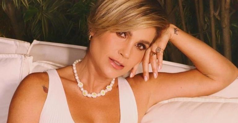 Aos 46 anos, Flávia Alessandra posa de biquíni e para tudo com shape sarado: ”Que mulher é essa?”