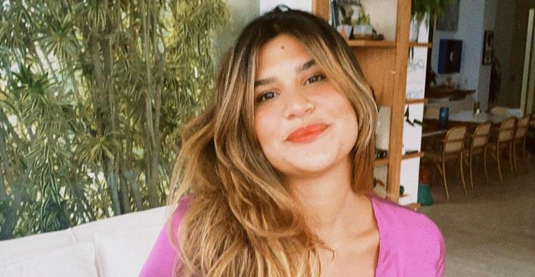 Giulia Costa surge deslumbrante em cliques na praia e fãs elogiam: ”Beleza pura!”
